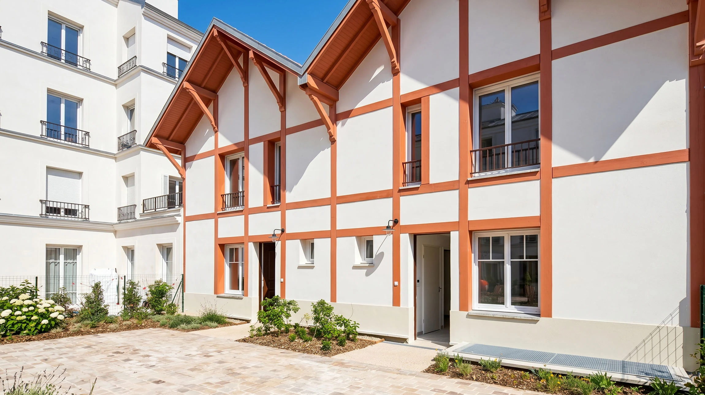 Intérieur résidentiel avec fenêtre à double vantail ouverte donnant sur jardin verdoyant