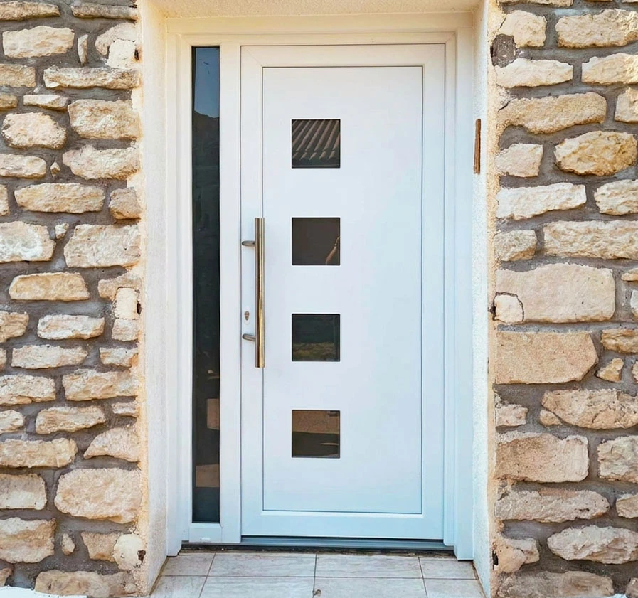 Entrée résidentielle moderne avec portail coulissant et portillon en lamelles métalliques anthracite