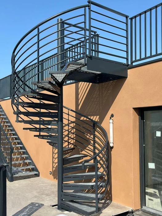 Entrée résidentielle moderne avec portail coulissant et portillon en lamelles métalliques anthracite