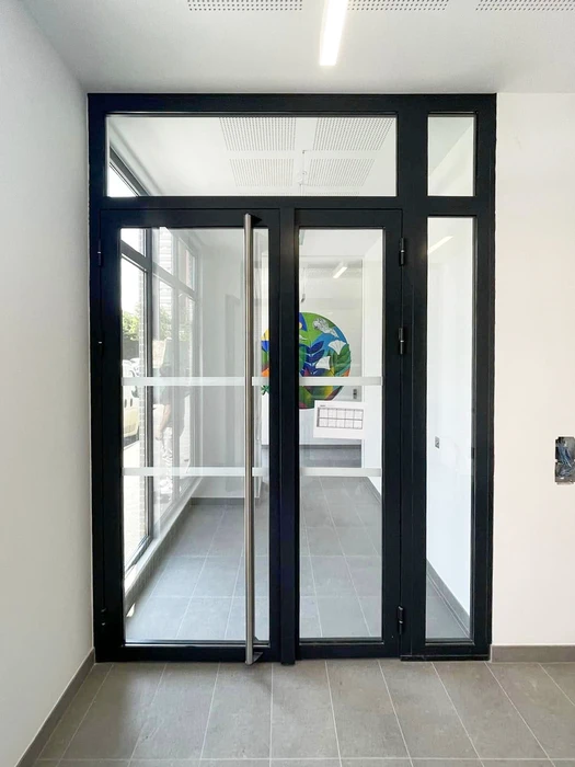 Entrée résidentielle moderne avec portail coulissant et portillon en lamelles métalliques anthracite