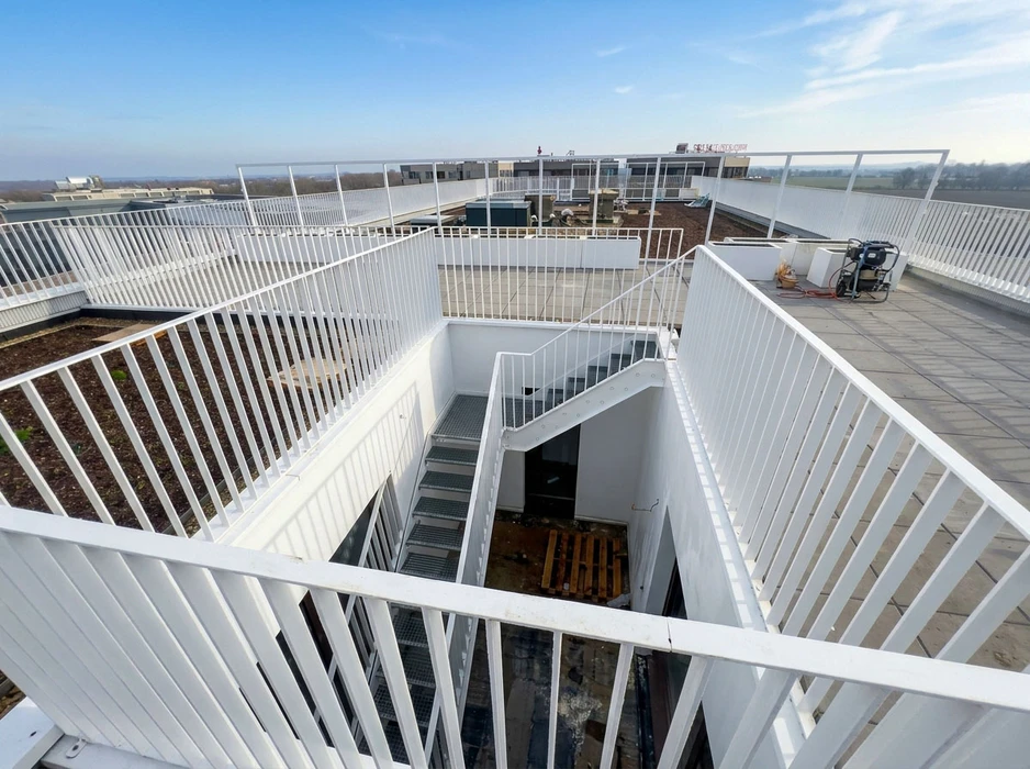 Escalier métallique moderne dans un bâtiment contemporain avec garde-corps en verre