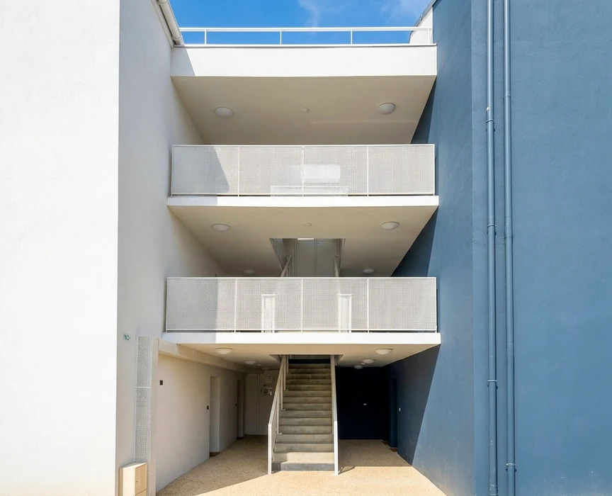 Escalier métallique industriel dans un espace commercial rénové avec murs en briques apparentes