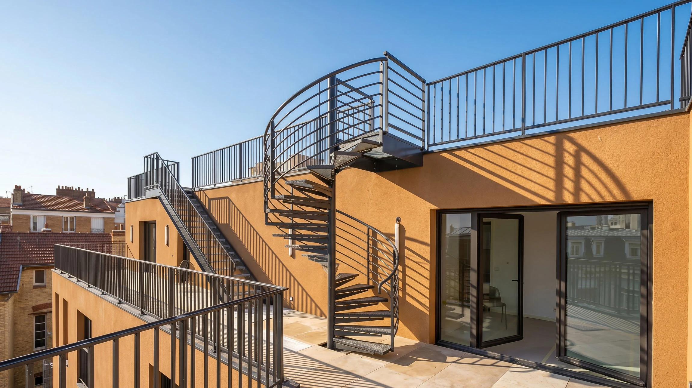 Scène intérieure d'escalier moderne avec rampe métallique chromée et marches en bois clair